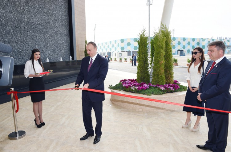 Ильхам Алиев принял участие в открытии нового аквапарка - ФОТО