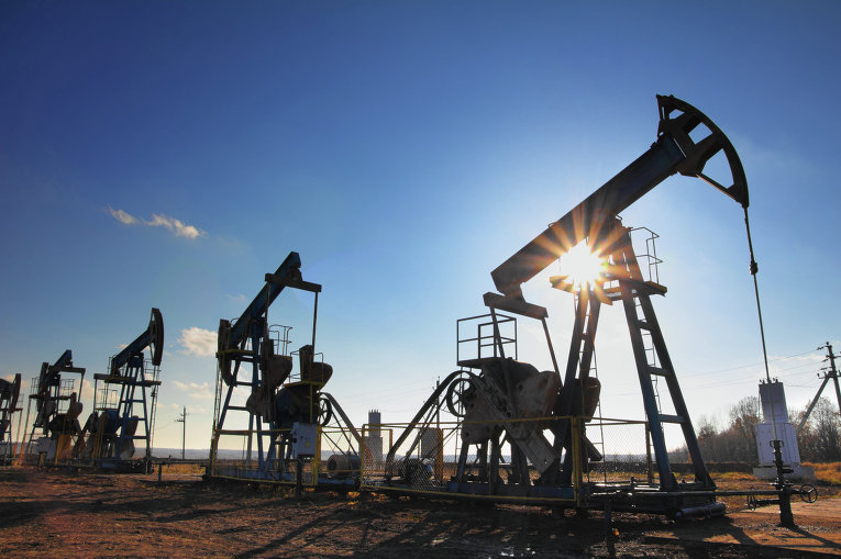 Нефть торгуется разнонаправленно на статистике по запасам из США