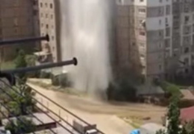 В Баку прорвало водопровод, вода поднялась выше крыши девятиэтажки – ВИДЕО