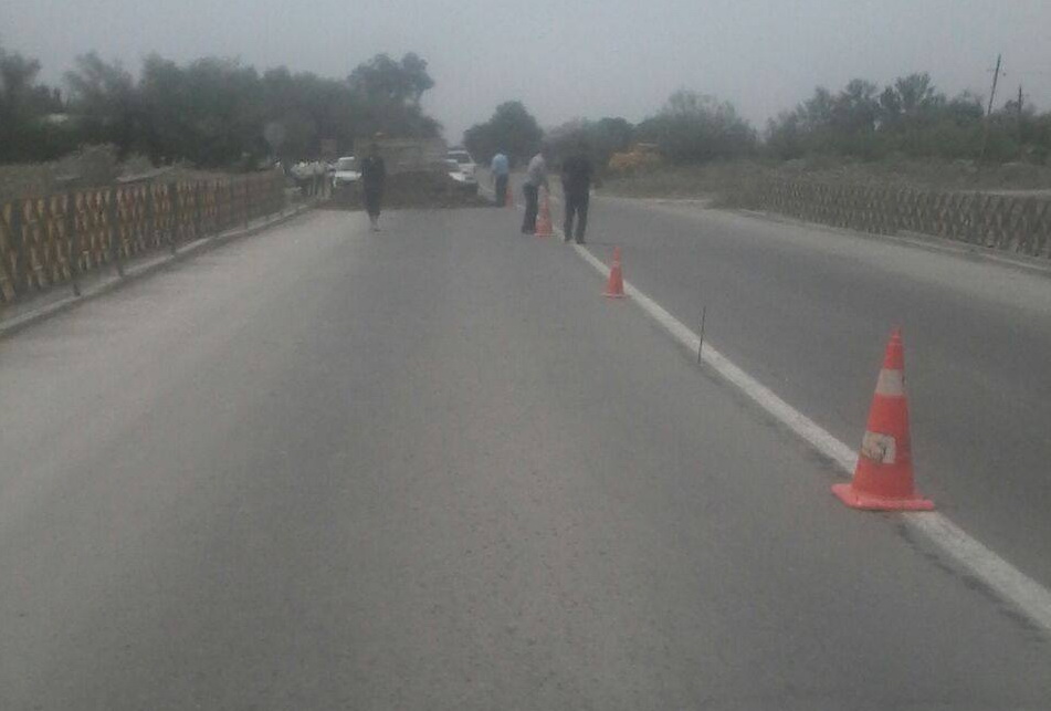 В Азербайджане перегруженные грузовики разрушили мост – ФОТО