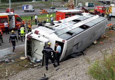 Автобус перевернулся в Австралии, более 10 человек получили ранения
