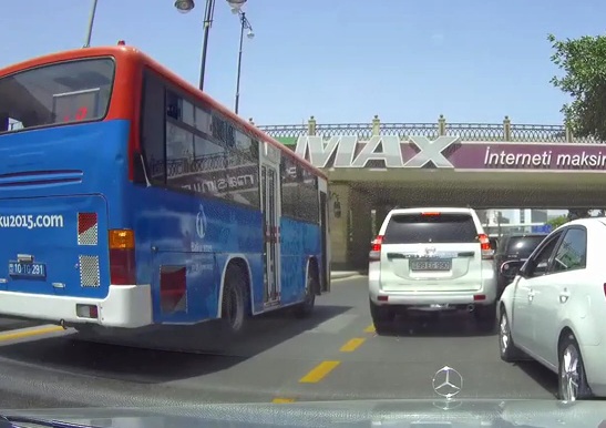 В Баку даже штраф не остановил водителя автобуса от повторного нарушения - ВИДЕО