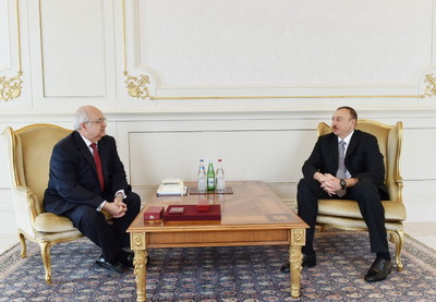 Ильхам Алиев принял сопредседателя Международного центра Низами Гянджеви - ФОТО