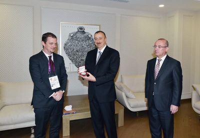 Ильхаму Алиеву вручены высшая паралимпийская награда и специальный подарок Международного Паралимпийского комитета - ФОТО