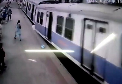В Мумбаи поезд взлетел в воздух - ВИДЕО