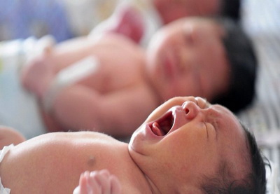 Китайская компания запретила сотрудницам рожать без разрешения