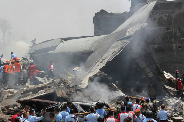 Не менее 19 человек на земле стали жертвами падения С130 в Индонезии