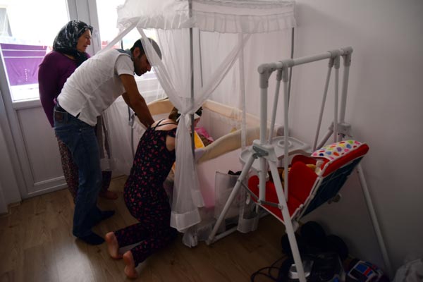 В Турции 10-месячный ребенок скончался от удушения веревкой от люльки - ФОТО