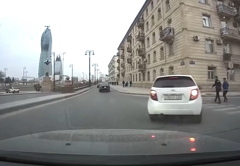 В Баку женщина за рулем чуть не сбила пешеходов на «зебре» - ФОТО - ВИДЕО