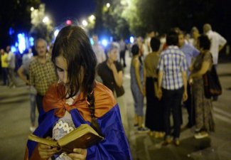 Один из участников акции протеста в Ереване зашил себе рот