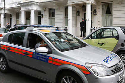 Британца арестовали за ужин на крыше полицейской машины