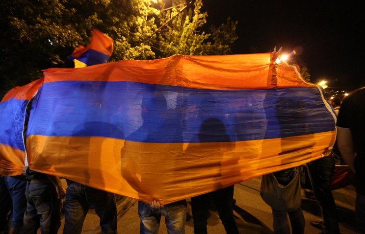 Десятки митингующих продолжают акцию протеста в Ереване