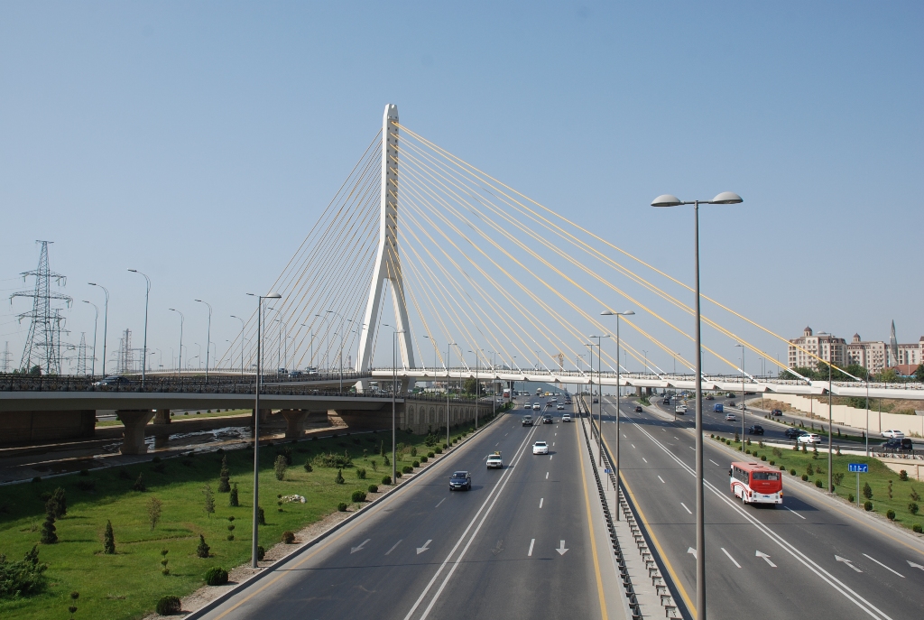 На одном из оживленных автомобильных кругов Баку строятся два новых разворота - КАРТА