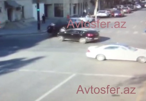 Как в Баку опрокинули автомобиль, ехавший на свой «зеленый» – ВИДЕО