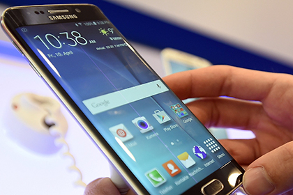 Samsung встроил в монитор беспроводную зарядку для смартфонов - ВИДЕО