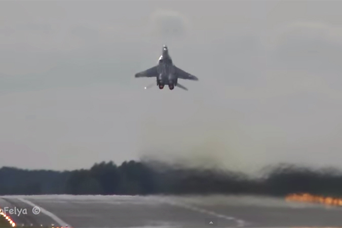 На военном авиашоу вертикальный взлет МиГ-29 поразил мировые СМИ - ВИДЕО