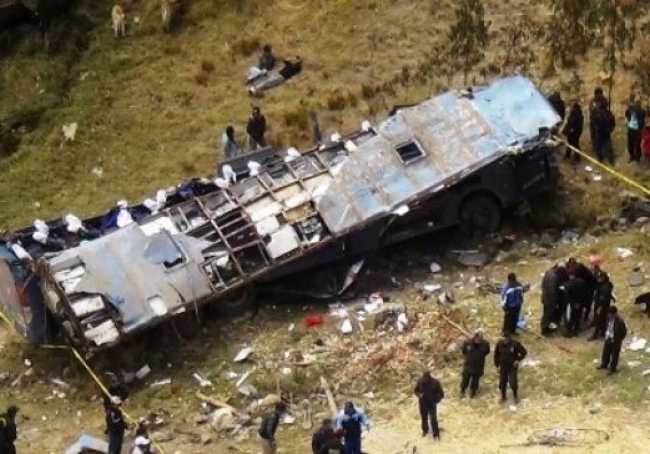 В Перу 11 человек погибли при падении автобуса с трассы