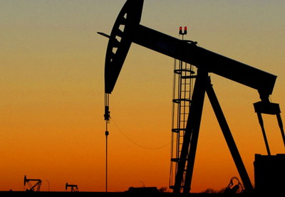 Мировые цены на нефть укрепляются на статистике по запасам из США