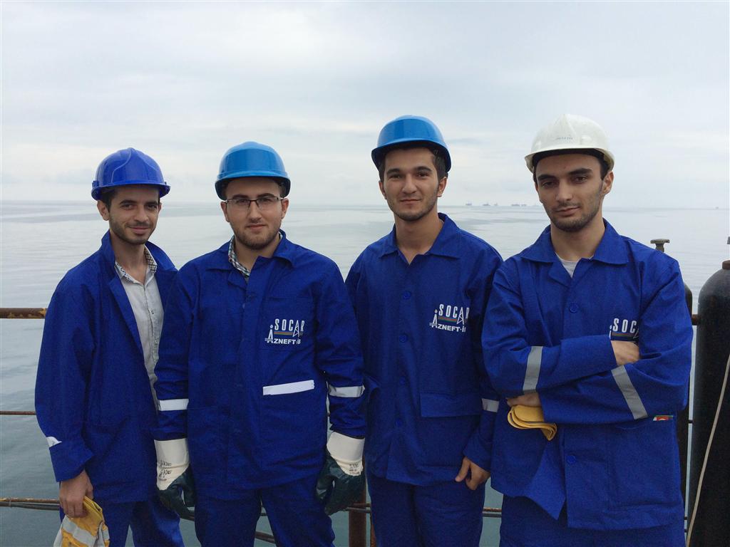 Cтуденты Бакинской высшей школы нефти проходят практику на Нефтяных камнях - ФОТО