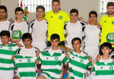 Футболисты «Селтика» посетили в Баку школу, где учатся дети вынужденных переселенцев - ФОТО