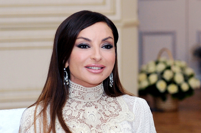 Группа родителей воспитанников детского сада «Дружба» в Астрахани поздравила первую леди Азербайджана с днем рождения