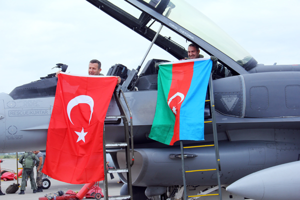 Очередная партия авиационной техники прибыла из Турции в Азербайджан для участия в совместных учениях - ФОТО