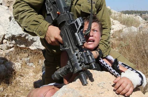 Палестинки отбили мальчика со сломанной рукой у израильского солдата – ФОТО - ВИДЕО