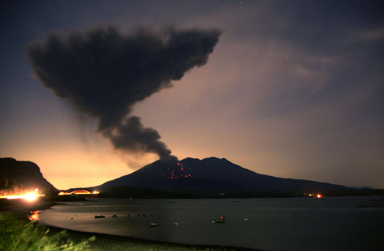 Небольшое извержение произошло на вулкане Сакурадзима в Японии