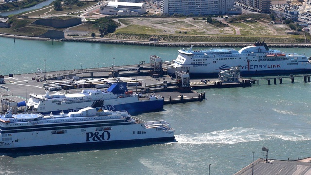 Во Франции бастующие моряки лодками блокировали вход в порт Кале на Ла-Манше