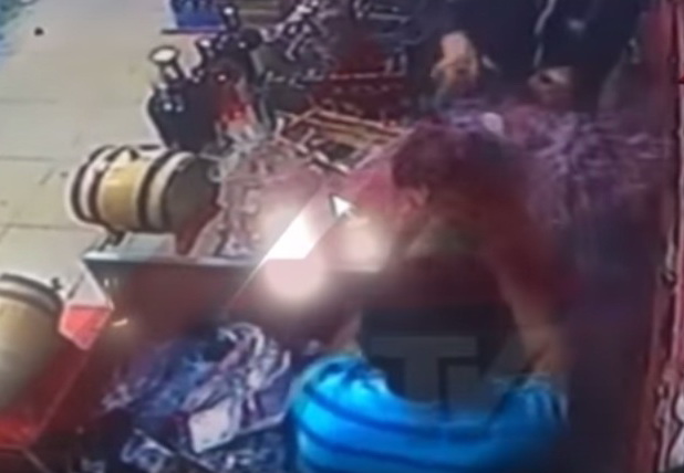 Полиция Баку просит опознать грабителей, ударивших бутылкой продавца магазина – ВИДЕО