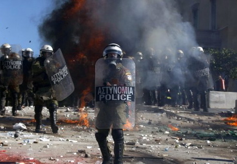 Полиция Греции разогнала протестующих мигрантов светошумовыми гранатами