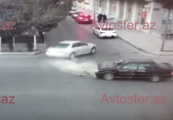 В Баку автомобиль после аварии вылетел на тротуар – ВИДЕО