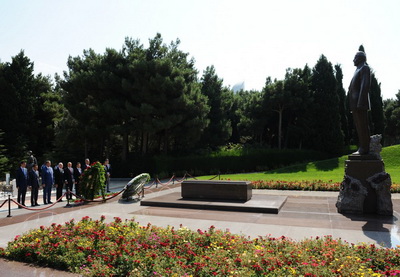 Гендиректор Международной организации по миграции посетил могилу великого лидера Гейдара Алиева - ФОТО