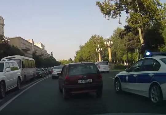 В центре Баку женщина-водитель, которую не пропустил автомобиль Дорожной полиции, спровоцировала ДТП – ВИДЕО