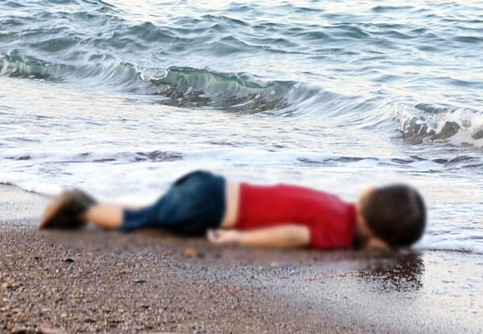 Трагедия у берегов Турции: трехлетнего мигранта выбросило на берег - ФОТО