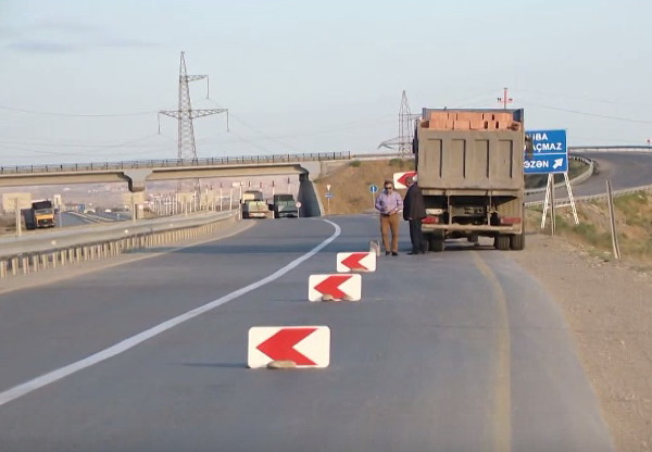 В Баку водитель грузовика «обокрал» дорогу – ВИДЕО