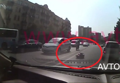 ШОКИРУЮЩИЕ КАДРЫ: В центре Баку девушка бросилась под колеса автомобиля - ВИДЕО
