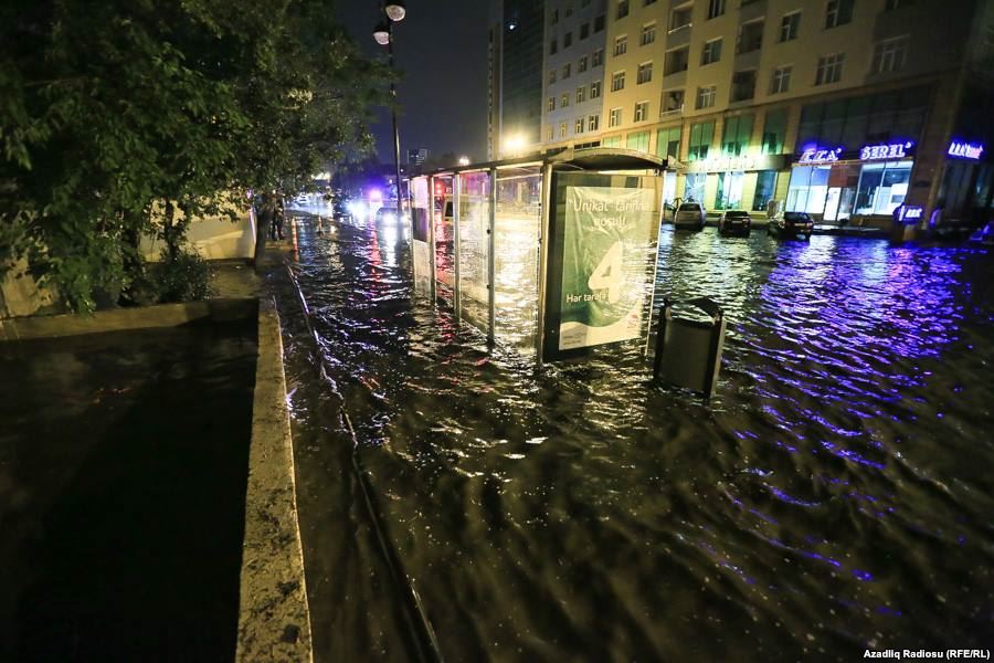 Проливной дождь затопил улицы Баку - ФОТО