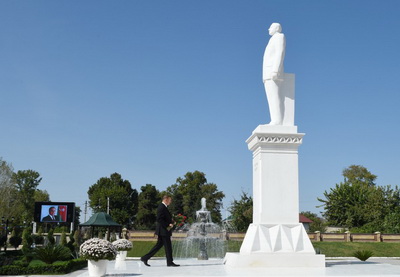 Президент Азербайджана посетил памятник Общенациональному лидеру в Гейчае – ФОТО