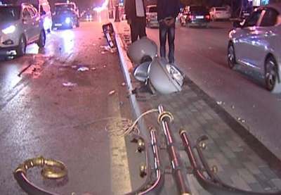 В Баку автомобиль, потеряв управление, снес фонарный столб