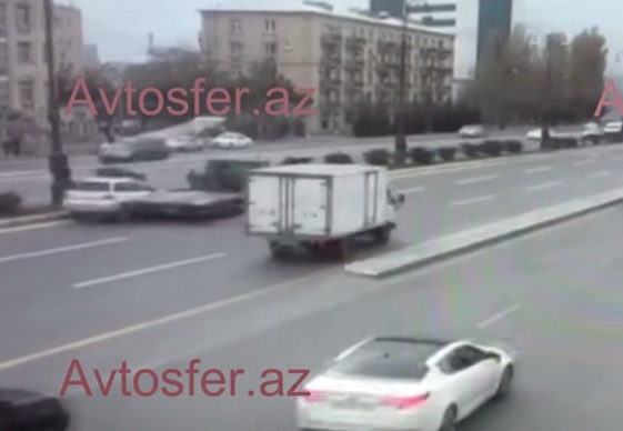 В Баку грузовик спровоцировал цепную аварию, вытолкнув внедорожник на бордюр – ВИДЕО