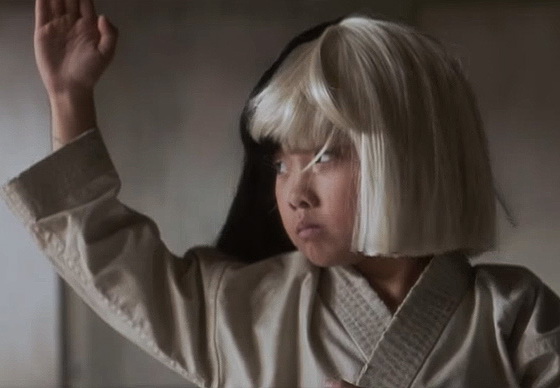 Девятилетняя каратистка Махиро Такано: новая звезда клипа певицы Sia – ВИДЕО