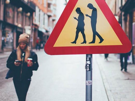 В Хельсинки появился дорожный знак «Люди с мобильниками»