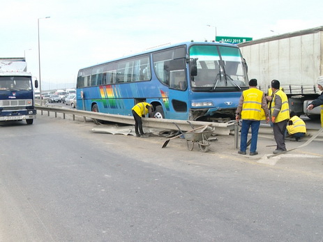 В Баку автобус вынужденно протаранил металлический отбойник – ФОТО – ВИДЕО