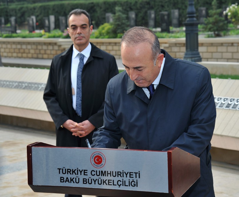 Глава МИД Турции посетил Аллею почетного захоронения и Аллею шехидов - ФОТО