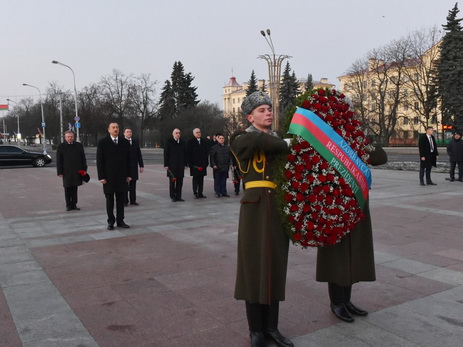 Президент Азербайджана посетил площадь Победы в Минске - ФОТО