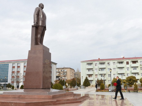 Ильхам Алиев посетил памятник Общенациональному лидеру Гейдару Алиеву в Нахчыване - ФОТО