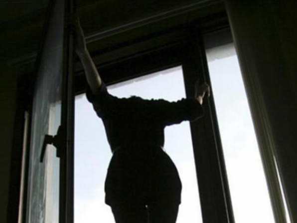Уроженка Азербайджана выбросилась из окна 8 этажа с двумя детьми