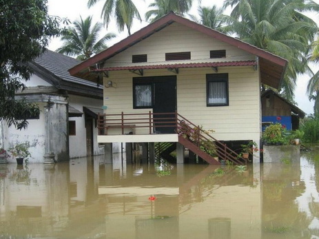 Из-за наводнений в Индонезии четыре тысячи человек остались без крова