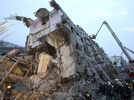 Спасатели нашли еще двух выживших под завалами дома на Тайване